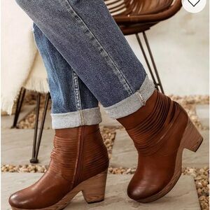 Pierre Dumas Ponce Ankle Boots Whiskey Brown Chunky Heel Size 9